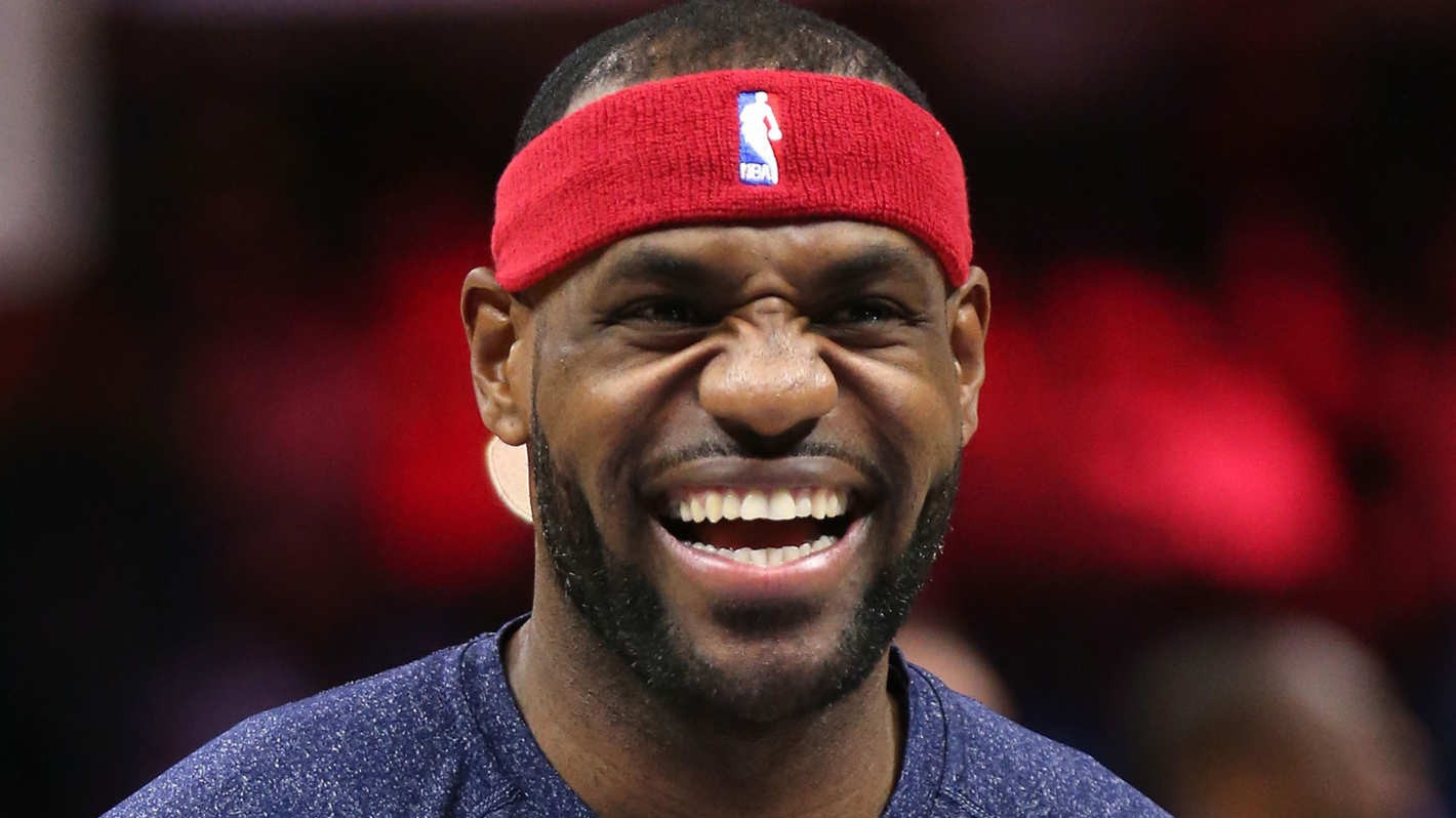 LeBron James biểu diễn úp rổ trước trận đấu của con trai