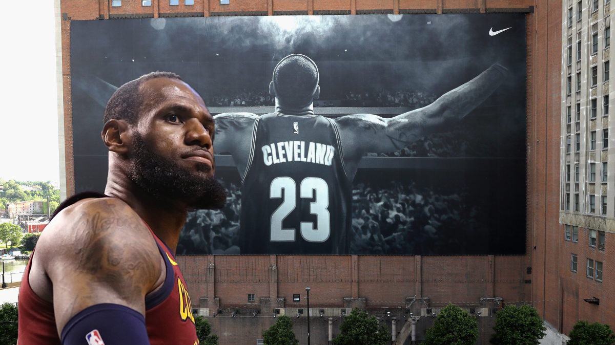 Ngày đau lòng của Cleveland Cavaliers khi poster khổng lồ của LeBron James đã bị gỡ xuống