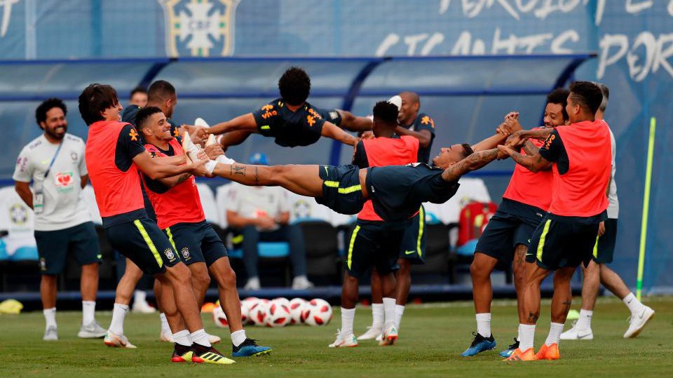 Brazil tập bài "phanh xác" giúp ngôi sao Marcelo và Douglas Costa sớm hồi phục?