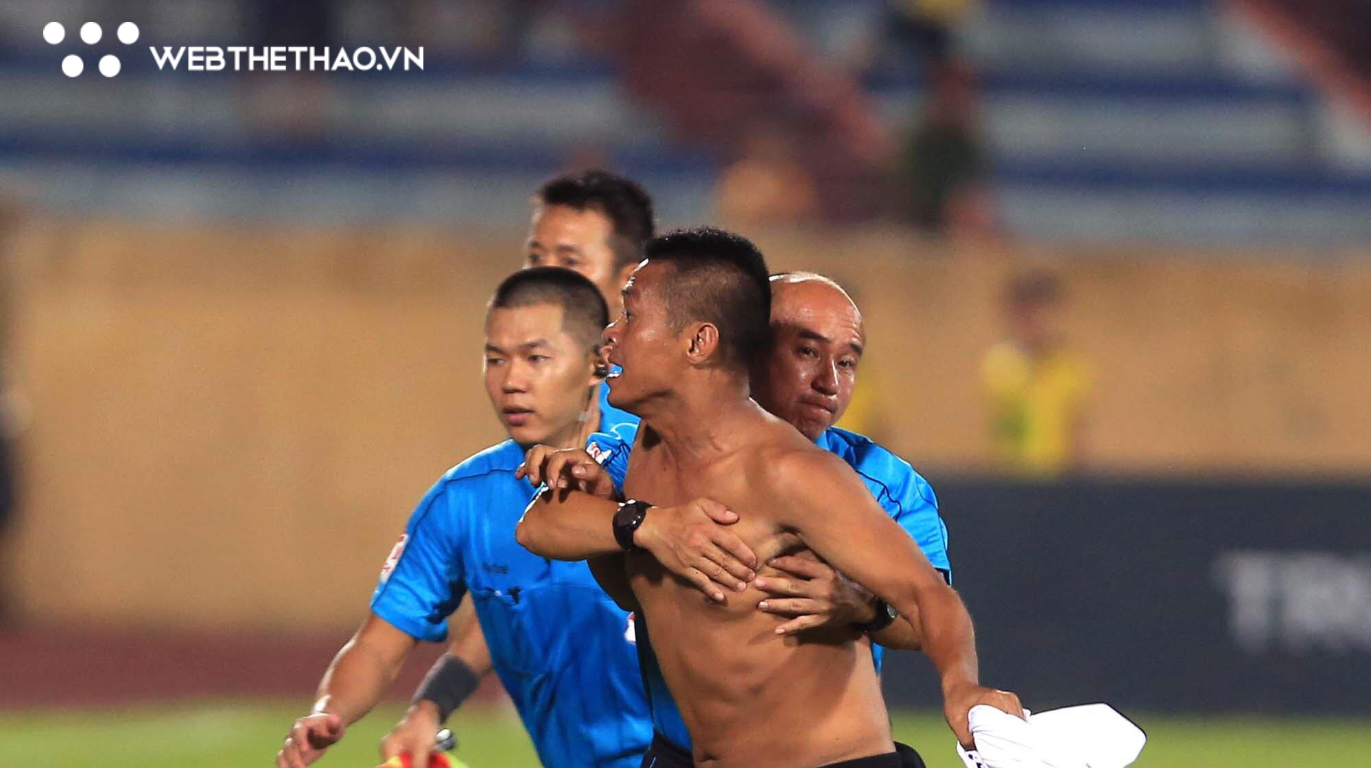 Chủ tịch VPF nói gì khi CĐV đòi "xử" trọng tài trên sân Thiên Trường?