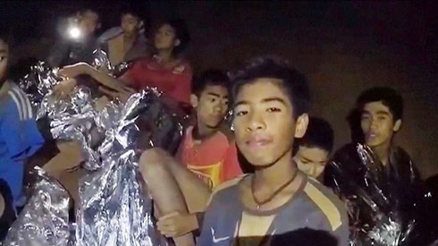 4 thành viên đầu tiên của đội bóng nhí Thái Lan đã được giải thoát