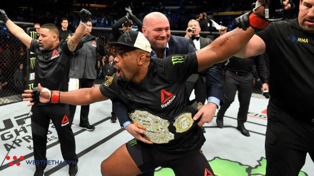 UFC 226: Daniel Cormier trở thành người thứ 3 sở hữu hai đai vô địch UFC cùng lúc