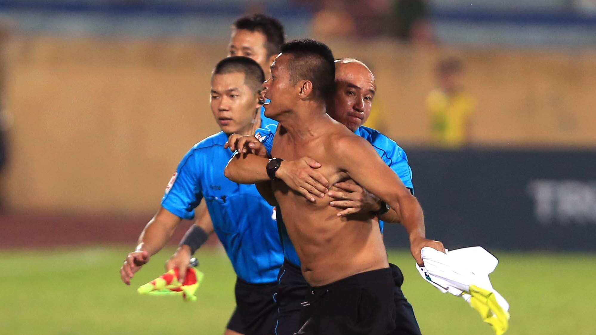 "Bão" bàn thắng, lăn tăn giữa tình yêu và sự quá khích ở vòng 18 V.League 2018