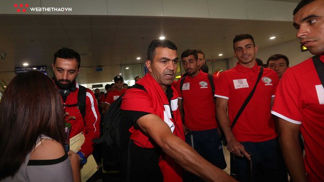 Chùm ảnh: HLV Olympic Palestine chơi trò "trốn tìm" ngay khi vừa đặt chân đến Nội Bài