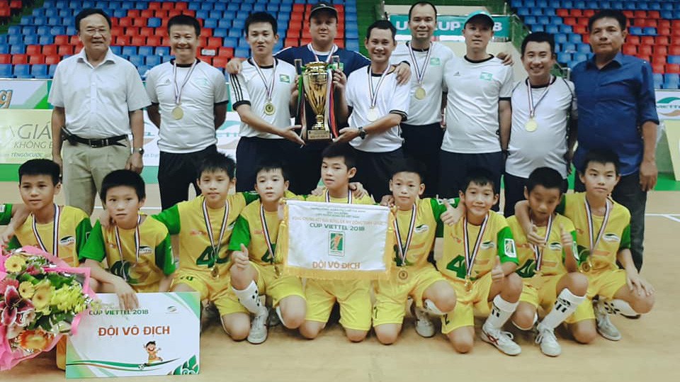 “Thầy” Phạm Văn Quyến cùng SLNA vô địch giải Nhi đồng toàn quốc 2018