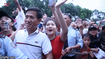 An ninh sân Gò Đậu bật cười với fan nữ đội mưa tỏ tình trung vệ Olympic Việt Nam