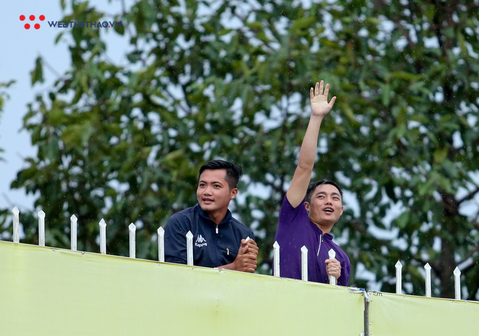 An ninh sân Gò Đậu bật cười với fan nữ “yêu” trung vệ Olympic Việt Nam - Ảnh 3. An ninh sân Gò Đậu bật cười với fan nữ “yêu” trung vệ Olympic Việt Nam - Ảnh 3.