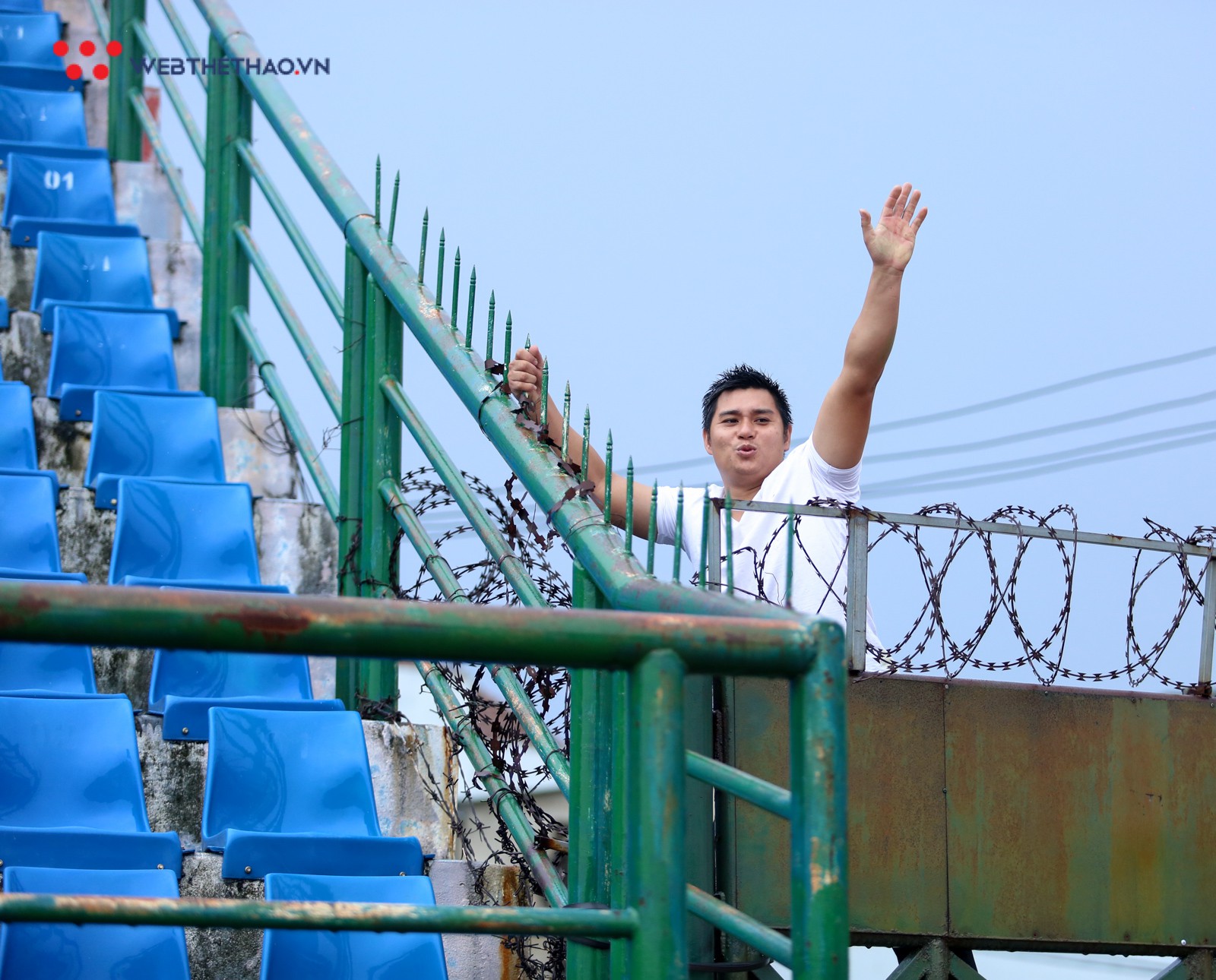 An ninh sân Gò Đậu bật cười với fan nữ “yêu” trung vệ Olympic Việt Nam - Ảnh 5. An ninh sân Gò Đậu bật cười với fan nữ “yêu” trung vệ Olympic Việt Nam - Ảnh 5.