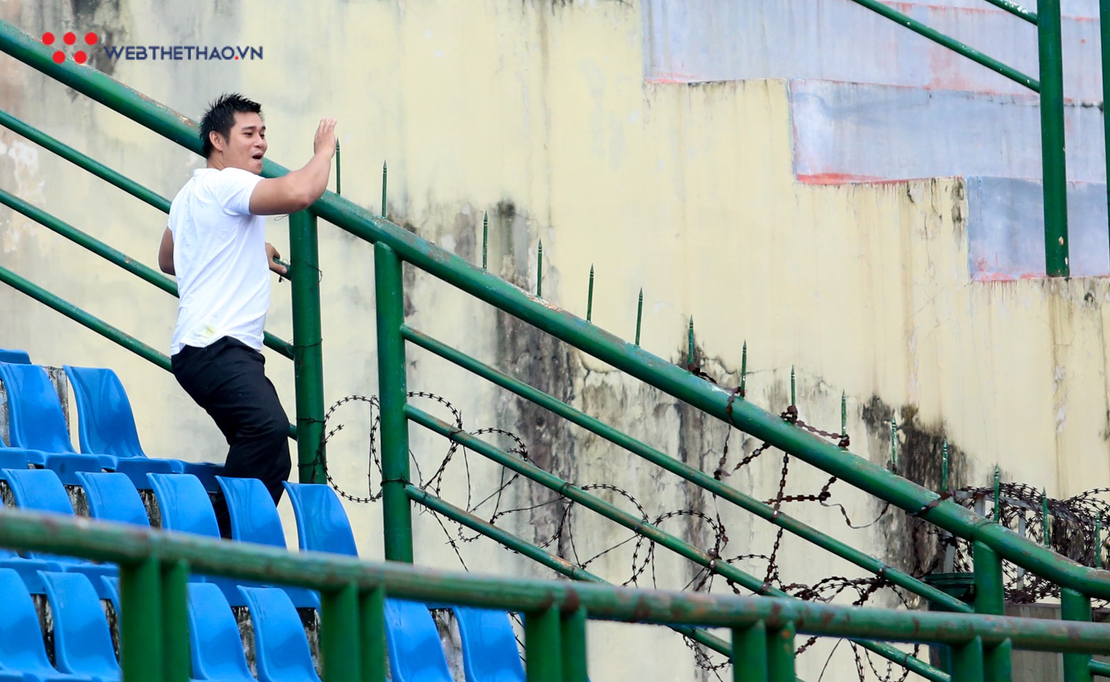 An ninh sân Gò Đậu bật cười với fan nữ “yêu” trung vệ Olympic Việt Nam - Ảnh 6. An ninh sân Gò Đậu bật cười với fan nữ “yêu” trung vệ Olympic Việt Nam - Ảnh 6.