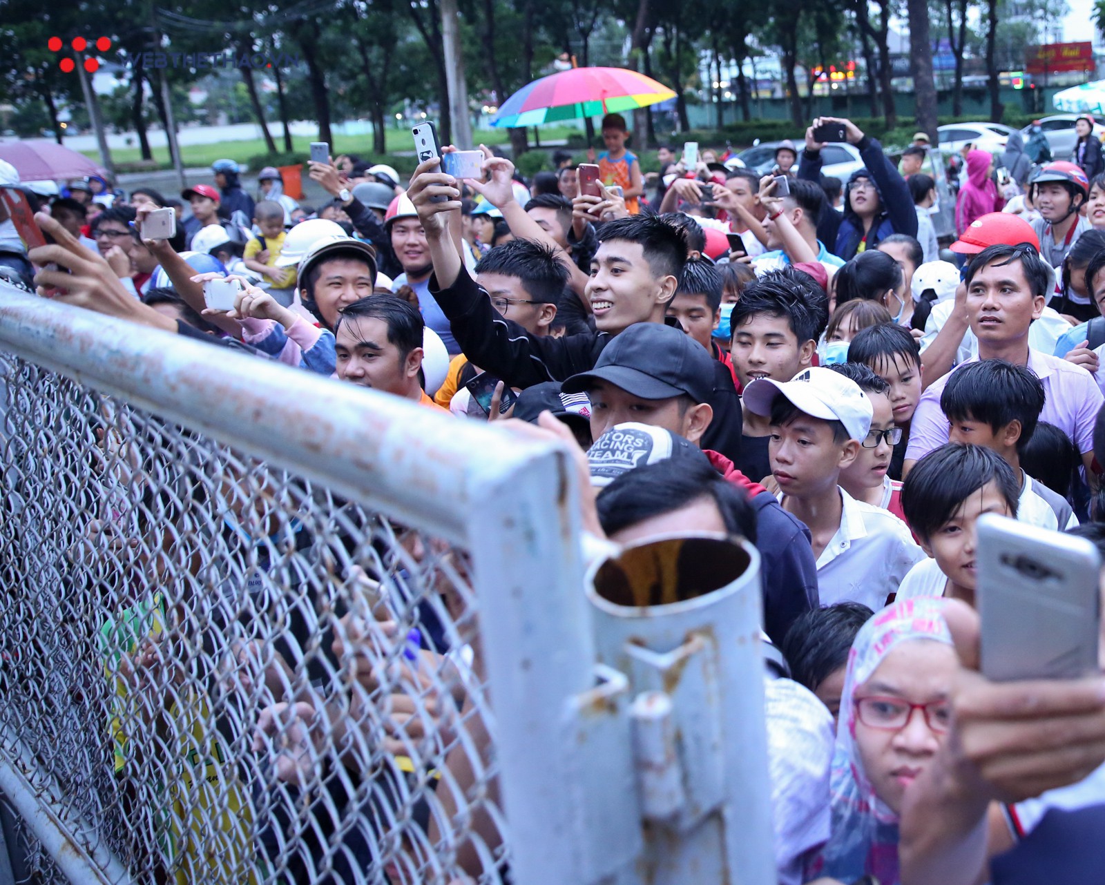 An ninh sân Gò Đậu bật cười với fan nữ “yêu” trung vệ Olympic Việt Nam - Ảnh 7. An ninh sân Gò Đậu bật cười với fan nữ “yêu” trung vệ Olympic Việt Nam - Ảnh 7.