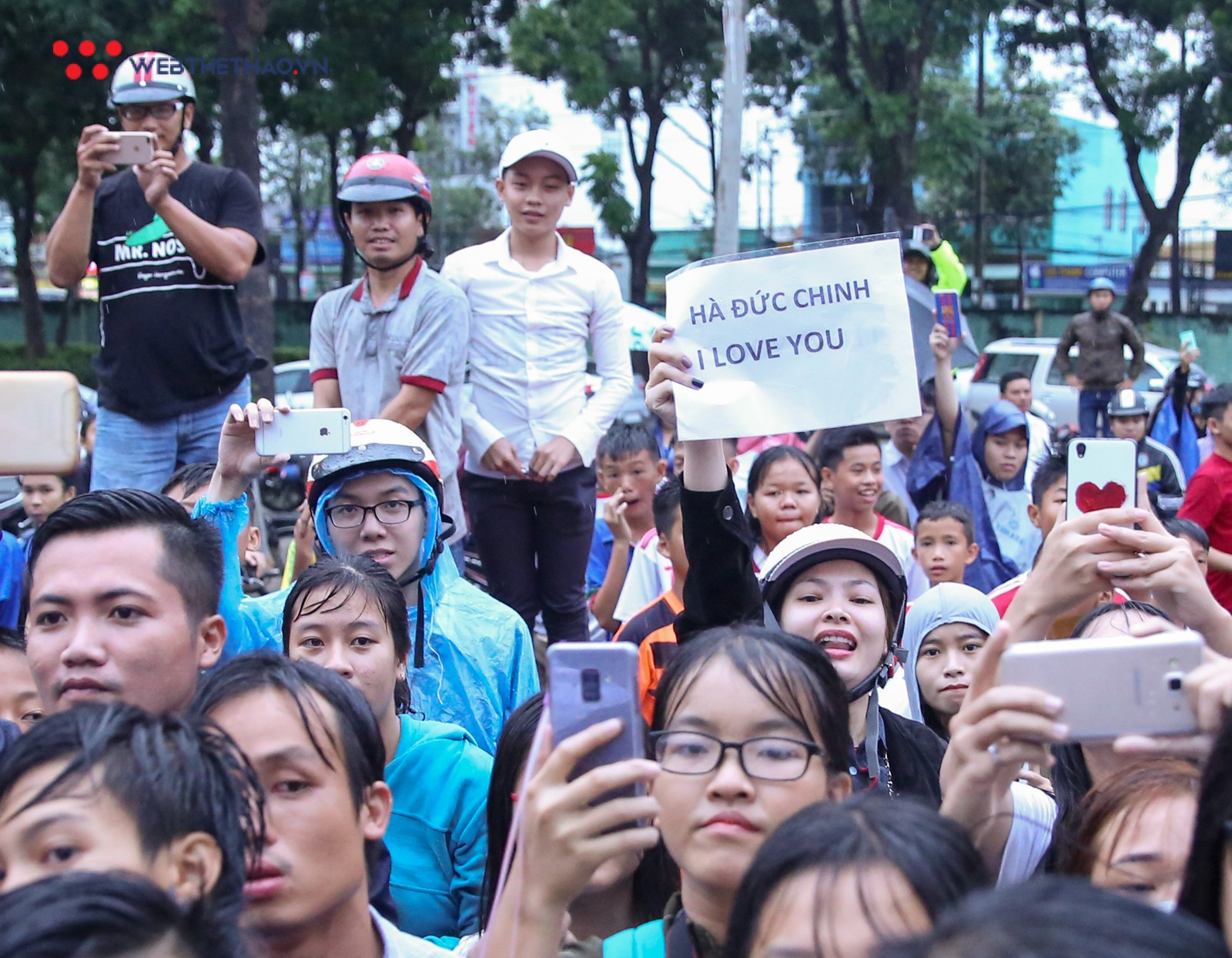 An ninh sân Gò Đậu bật cười với fan nữ “yêu” trung vệ Olympic Việt Nam - Ảnh 14. An ninh sân Gò Đậu bật cười với fan nữ “yêu” trung vệ Olympic Việt Nam - Ảnh 14.
