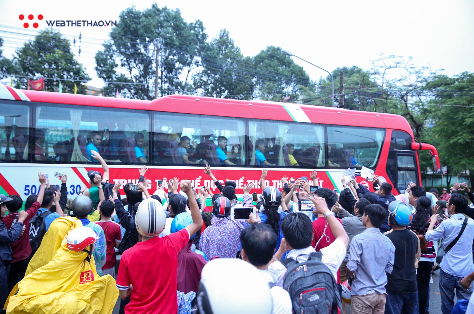 An ninh sân Gò Đậu bật cười với fan nữ “yêu” trung vệ Olympic Việt Nam - Ảnh 16. An ninh sân Gò Đậu bật cười với fan nữ “yêu” trung vệ Olympic Việt Nam - Ảnh 16.