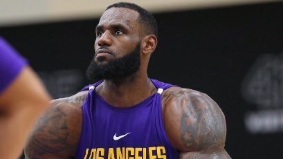 LeBron James đồng ý làm trung phong