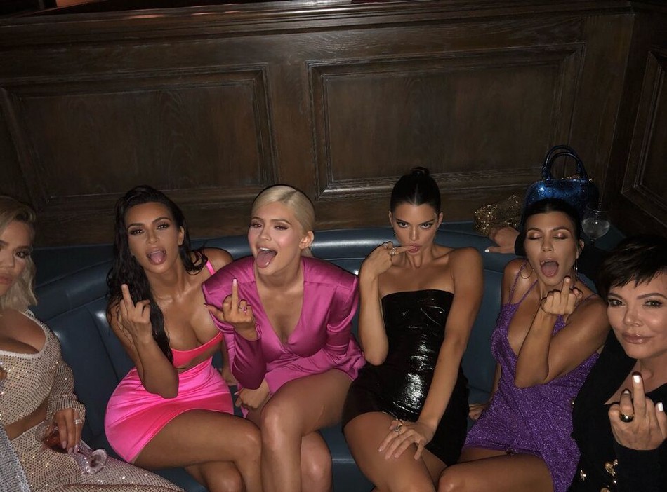 Khi các chị em nóng bỏng nhà Kardashian tụ họp tiệc tùng - Ảnh 4. Khi các chị em nóng bỏng nhà Kardashian tụ họp tiệc tùng - Ảnh 4.