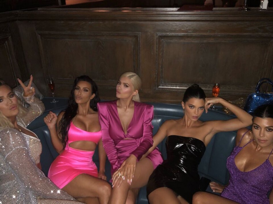 Khi các chị em nóng bỏng nhà Kardashian tụ họp tiệc tùng - Ảnh 3. Khi các chị em nóng bỏng nhà Kardashian tụ họp tiệc tùng - Ảnh 3.