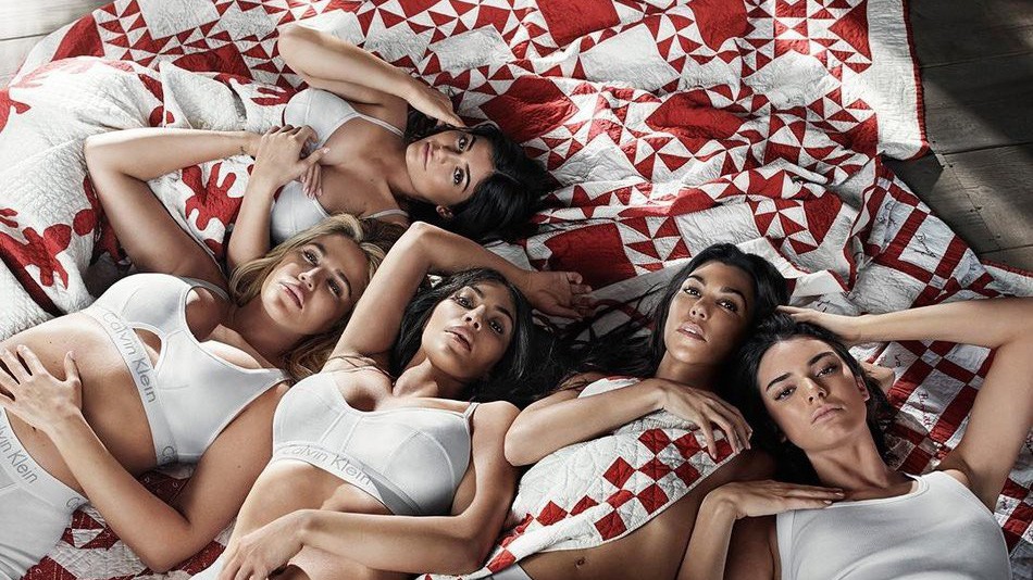 Khi các chị em nóng bỏng nhà Kardashian tụ họp tiệc tùng