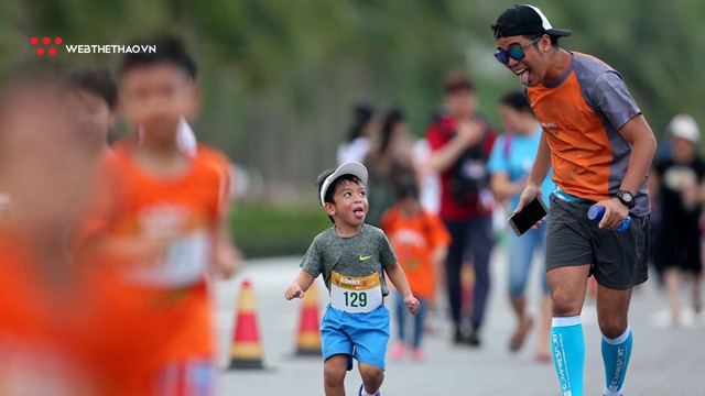 Cười "bể bụng"với các runner nhí tại Ronny Dash