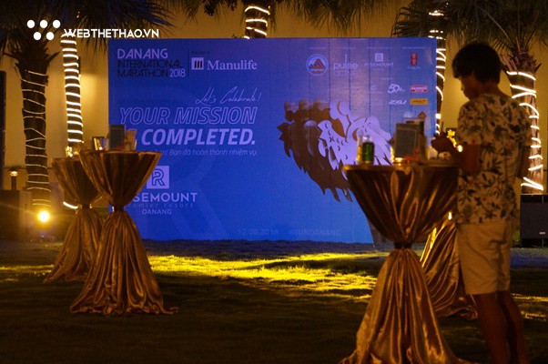 Ấm áp tiệc đứng Manulife Danang International Marathon 2018 - Ảnh 1.