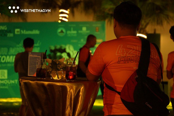 Ấm áp tiệc đứng Manulife Danang International Marathon 2018 - Ảnh 2.