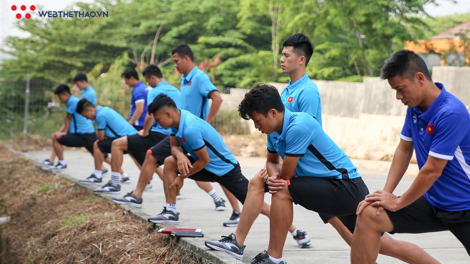 Olympic Việt Nam tập thể dục buổi sáng gần mương nước, Đức Chinh lại gây cười