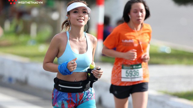 "Bỏng mắt" với các runner xinh đẹp tại Manulife Danang International Marathon 2018