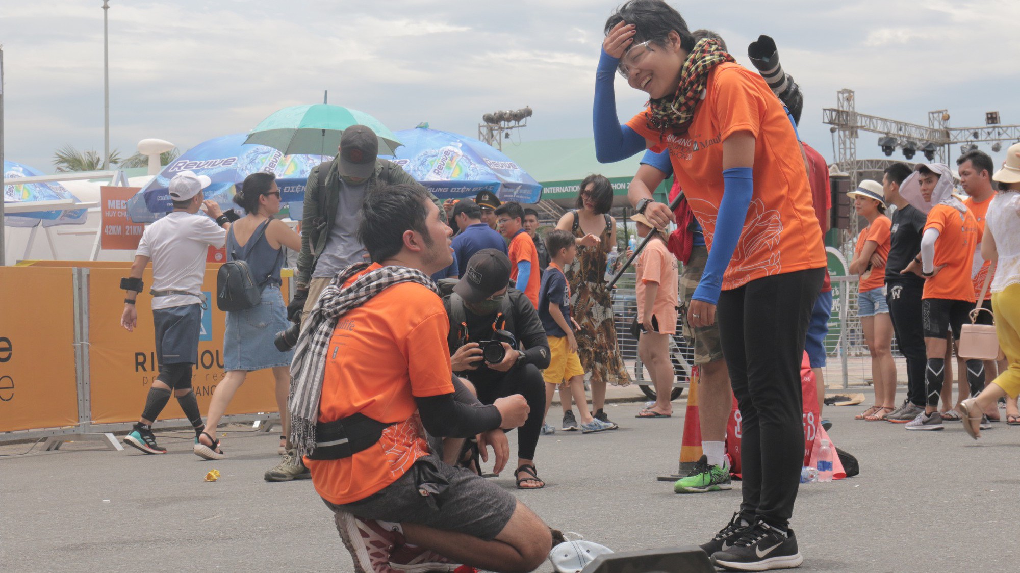 Chàng trai chạy marathon ngỏ lời cầu hôn bạn gái giữa trưa nắng