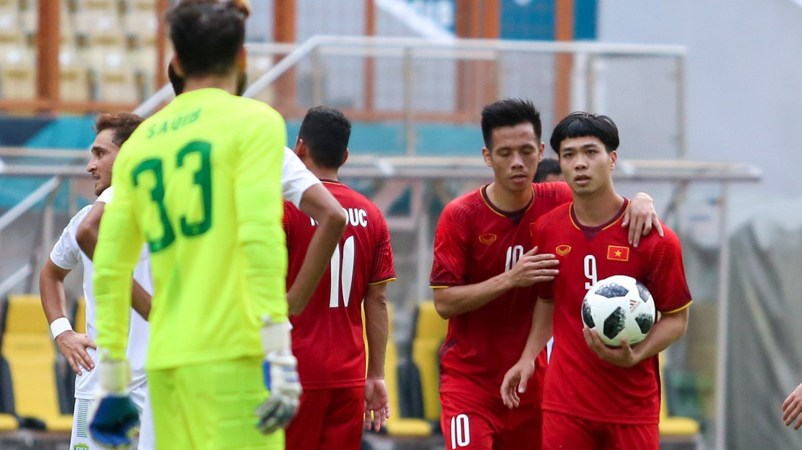 HLV Park Hang Seo khen Công Phượng nhưng cấm đá penalty ở trận tiếp theo