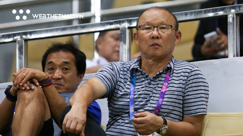 ASIAD 2018: HLV Park Hang Seo hoãn bữa tối, ăn tạm bánh theo dõi Nhật Bản gặp Nepal