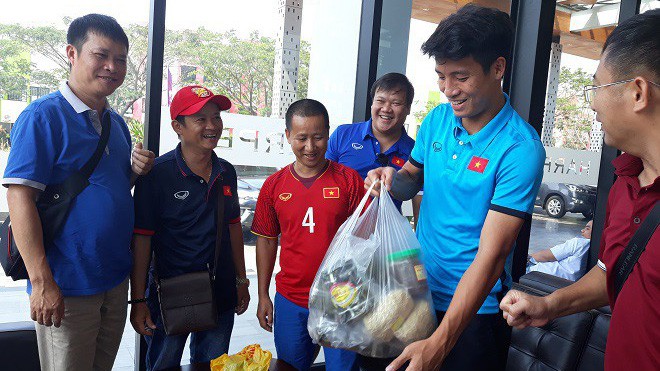Olympic Việt Nam được “tiếp sức” nước mắm, giò chả,… từ CĐV quê nhà