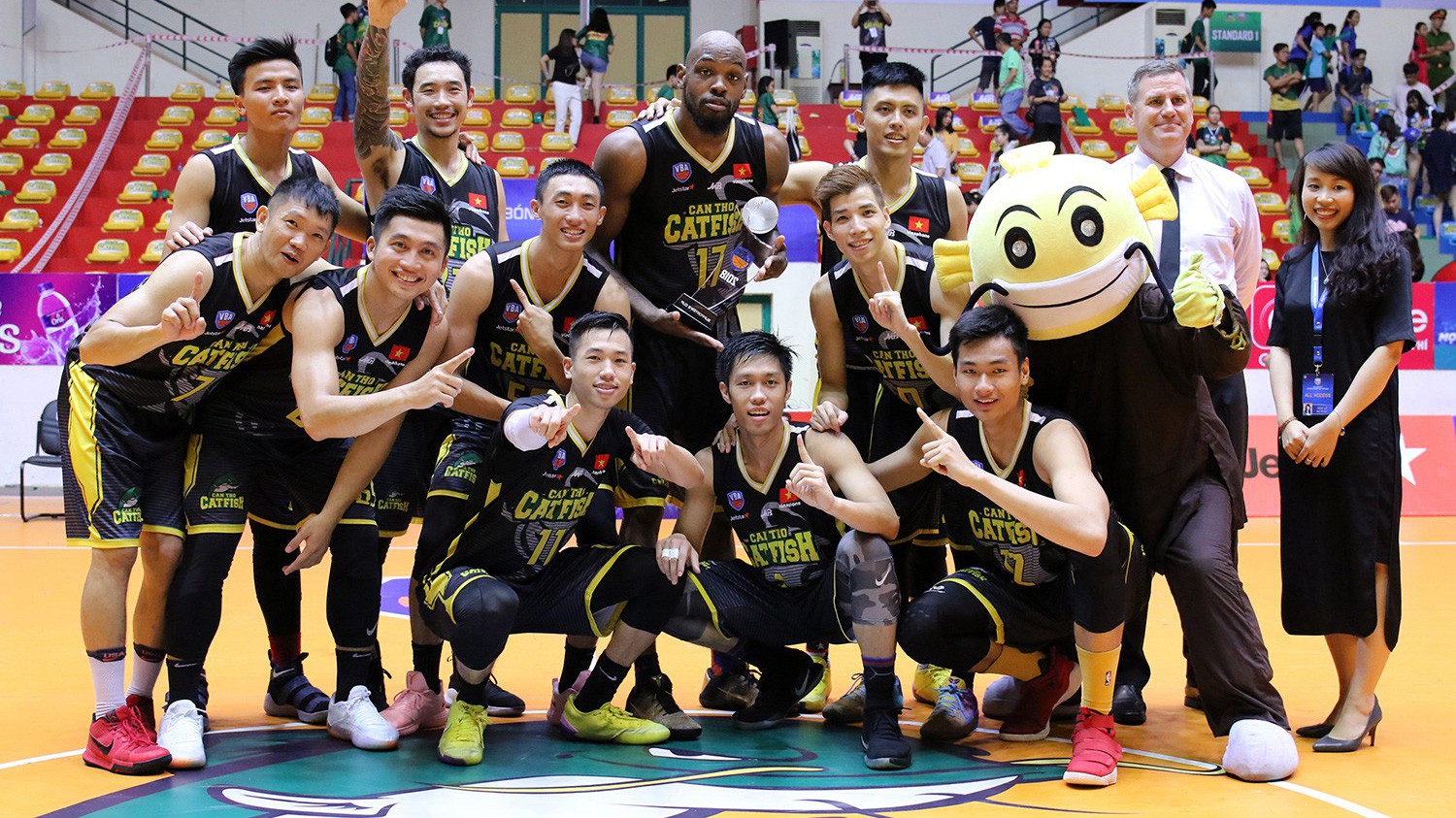 Chùm ảnh: Khoảnh khắc ăn mừng của Cantho Catfish với chiếc cúp vô địch Regular Season VBA 2018