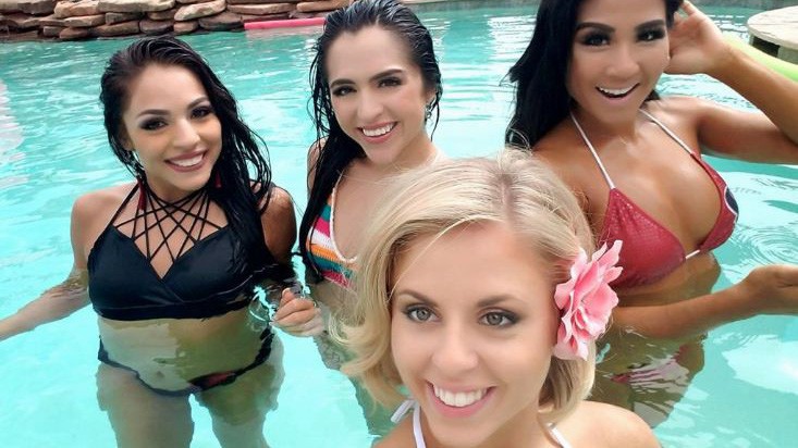 Các cựu hoạt náo viên Houston Rockets tham gia tiệc bikini tại bể bơi
