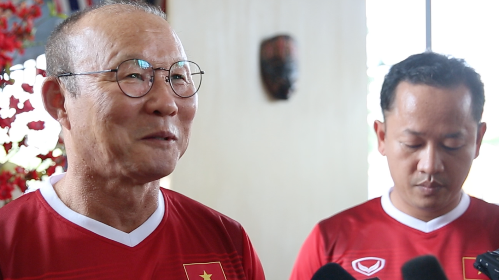 HLV Park Hang Seo bật cười với phát biểu của HLV Olympic Nepal