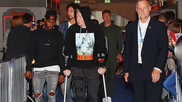 Man City choáng váng vì... De Bruyne chống nạng và nghỉ dài