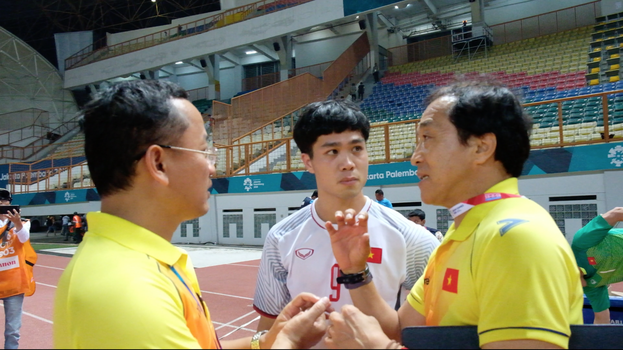 Trợ lý Lee Young Jin bá vai Công Phượng, nhắn phải chơi máu lửa hơn