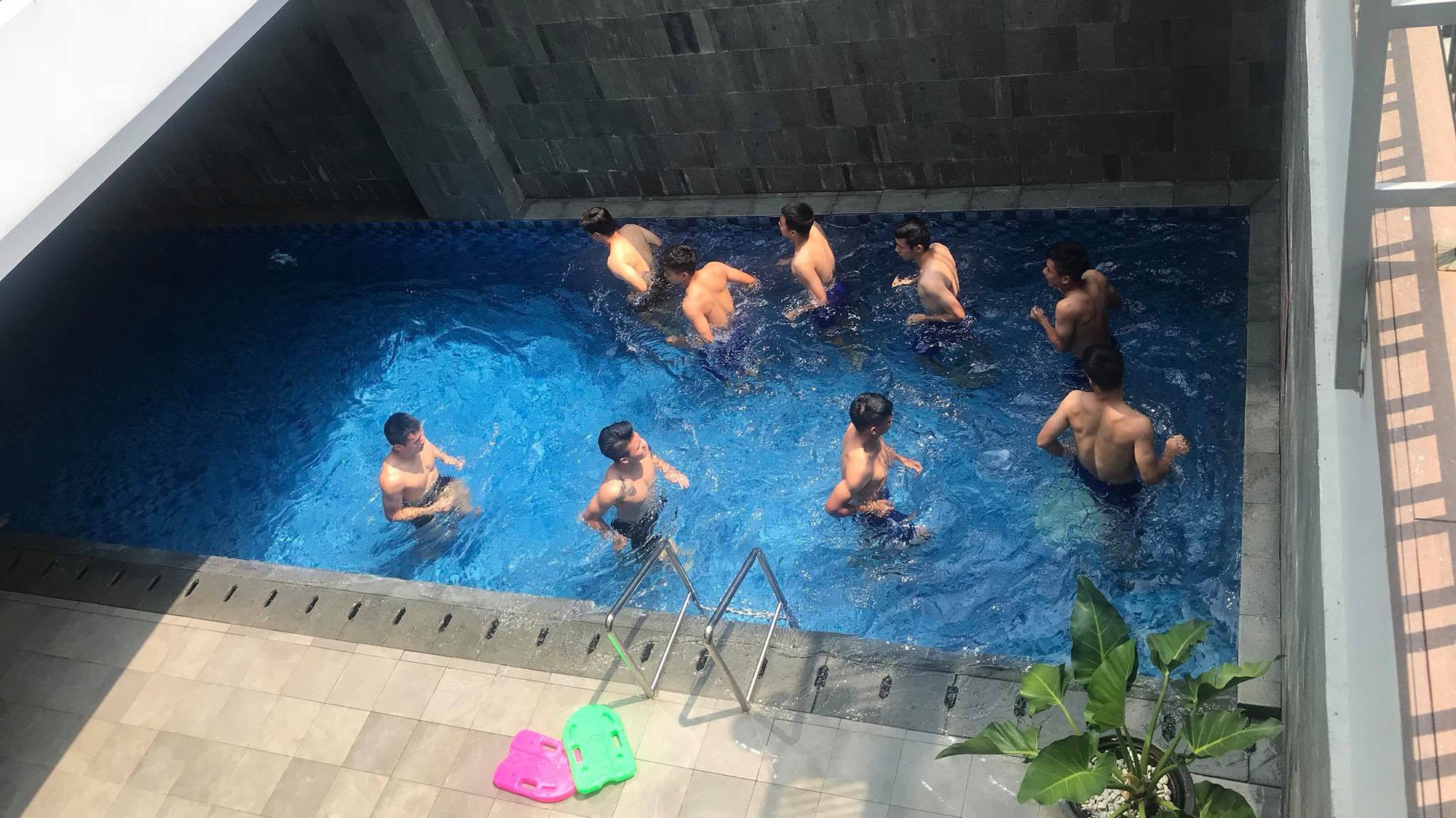 Khoe bụng 6 múi ở hồ bơi, Duy Mạnh tranh thủ bắt nạt Đình Trọng