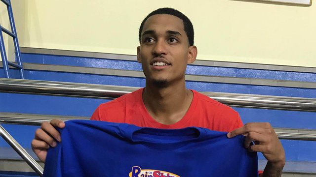 Jordan Clarkson cầm cờ Đoàn thể thao Philippines ở ASIAD 18