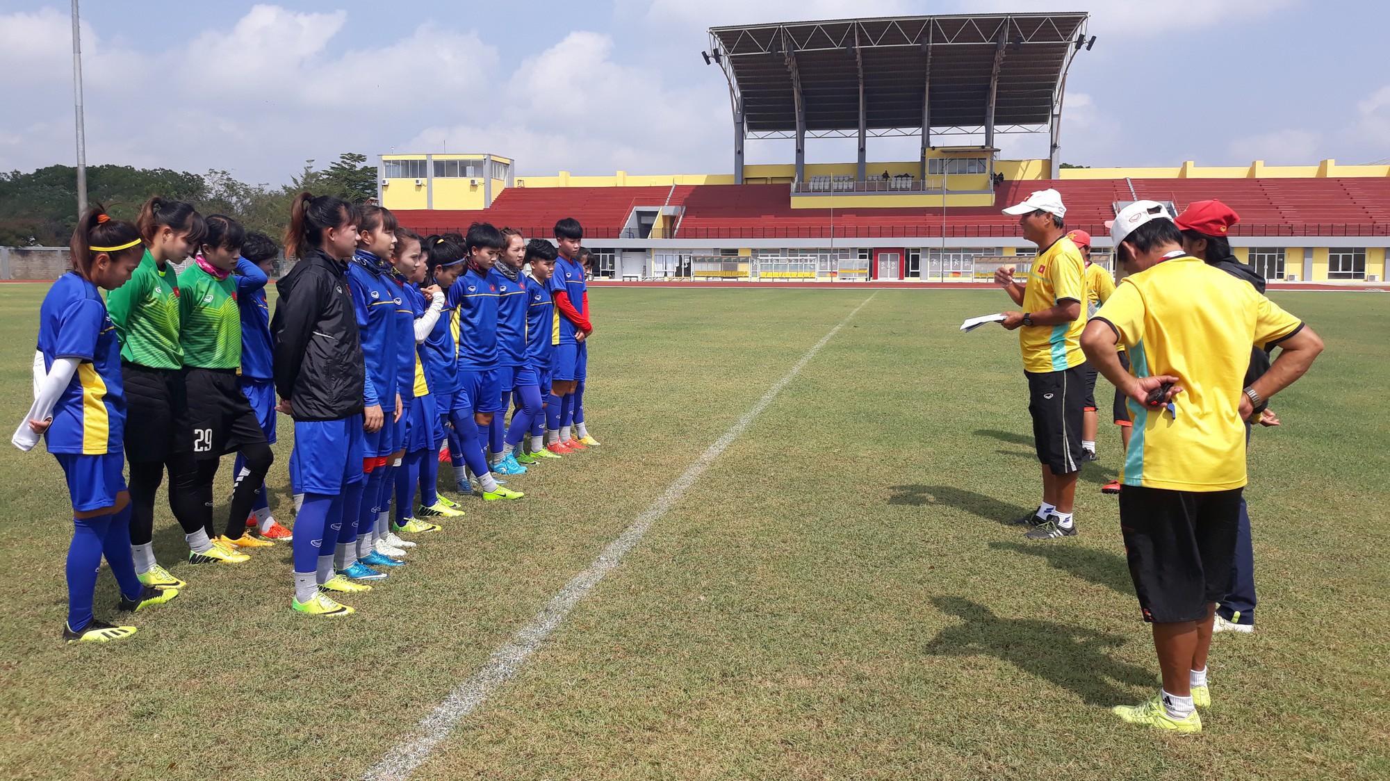 HLV Mai Đức Chung: Bóng đá nữ muốn vào tứ kết ASIAD 2018, phải hạ Thái Lan