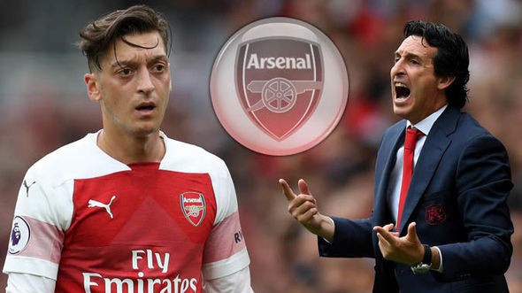 Vì sao HLV Emery "dằn mặt" Ozil trước trận Chelsea - Arsenal?