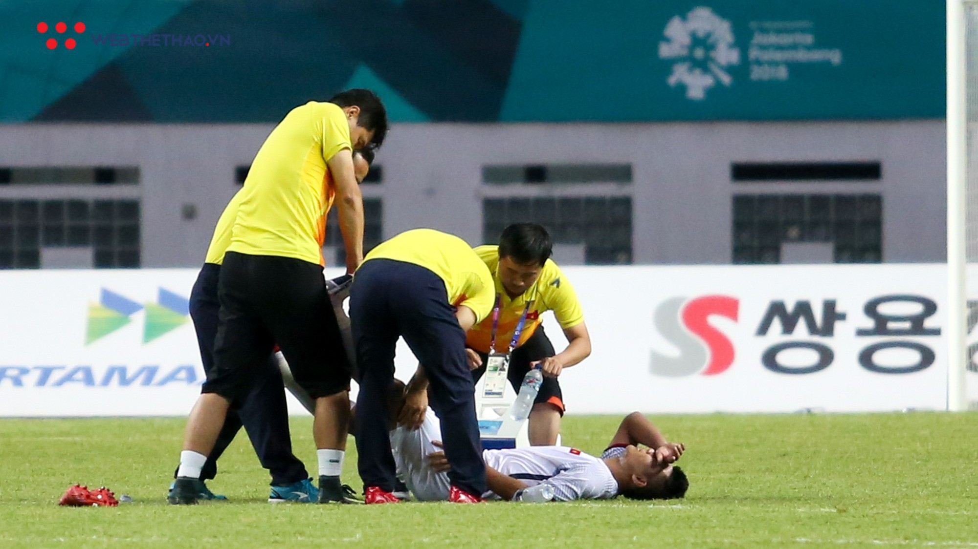 Video: Đức Chinh hết hơi, đổ gục xuống sân sau trận gặp Olympic Nhật Bản