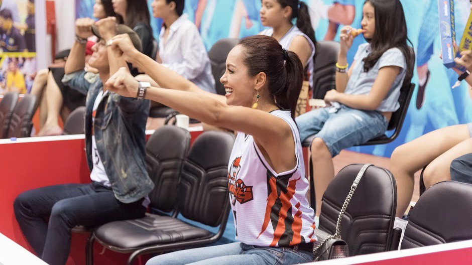 Hóa ra siêu mẫu MC Thúy Hạnh lại là fan "bự" cuồng nhiệt của Thang Long Warriors