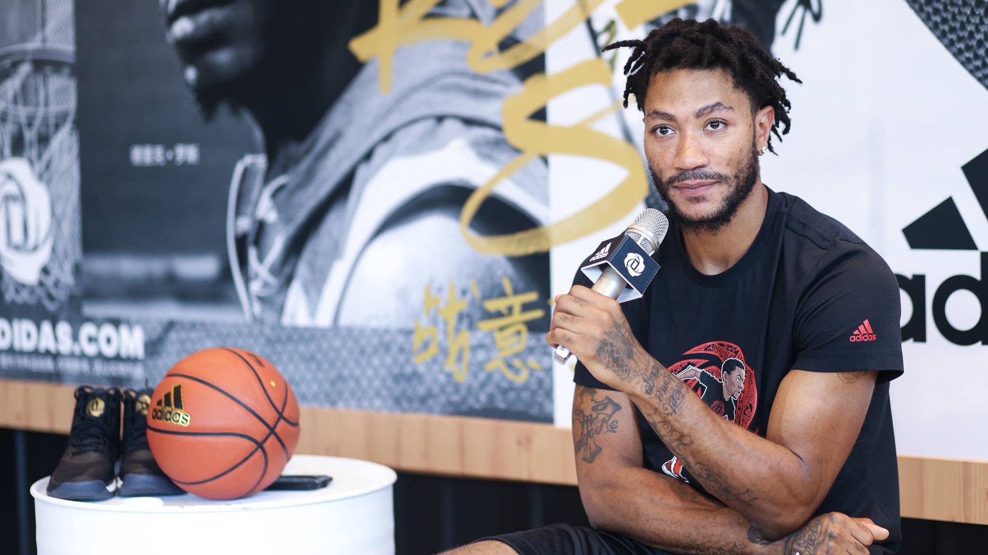 LeBron James vừa xây xong trường, Derrick Rose cũng không chịu thua