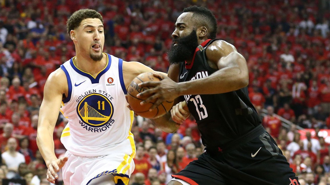 Klay Thompson bị bố bắt học... "diễn xuất" giống như đối thủ truyền kiếp James Harden