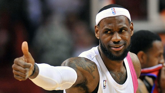 Một fan Miami đã làm gì để khiến LeBron James phải "phá lệ trăm năm"?