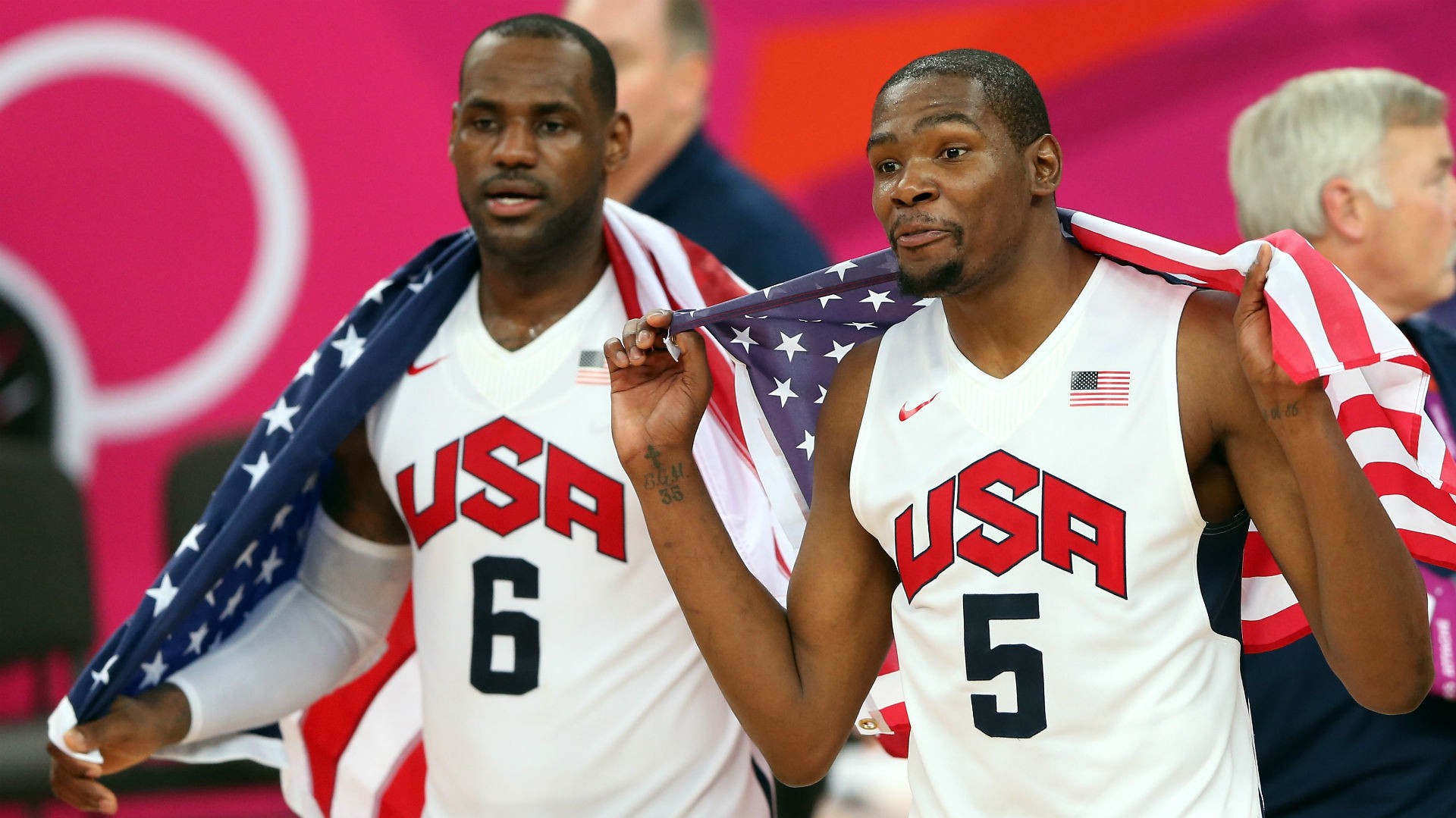 Kevin Durant cảm ơn LeBron James vì... từ bỏ đội bóng cũ?