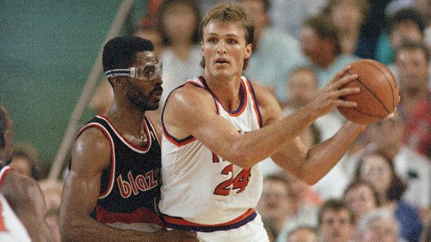 Cựu sao NBA Tom Chambers gặp rắc rối do đánh người trong quán bar