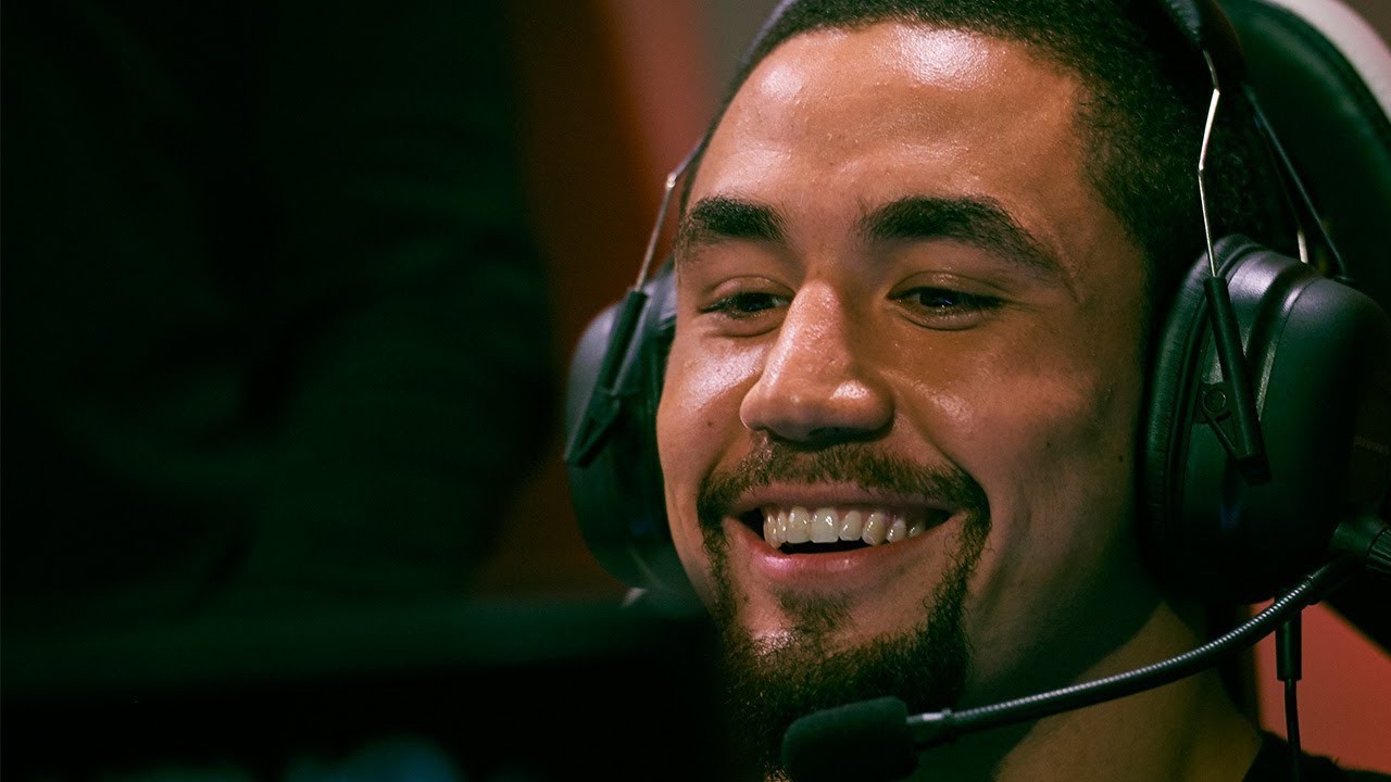 Robert Whittaker thú nhận đốt 60% tiền lương UFC vào Liên minh huyền thoại