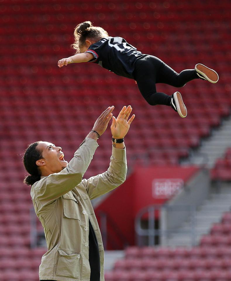 Nửa kia của Virgil van Dijk nổi bật giữa các nàng WAGs của Liverpool - Ảnh 3.