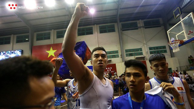 Chùm ảnh: "Bầy trâu" Hanoi húc văng "khủng long T-Rex" Thang Long ngay tại "hang ổ" Sư Phạm.