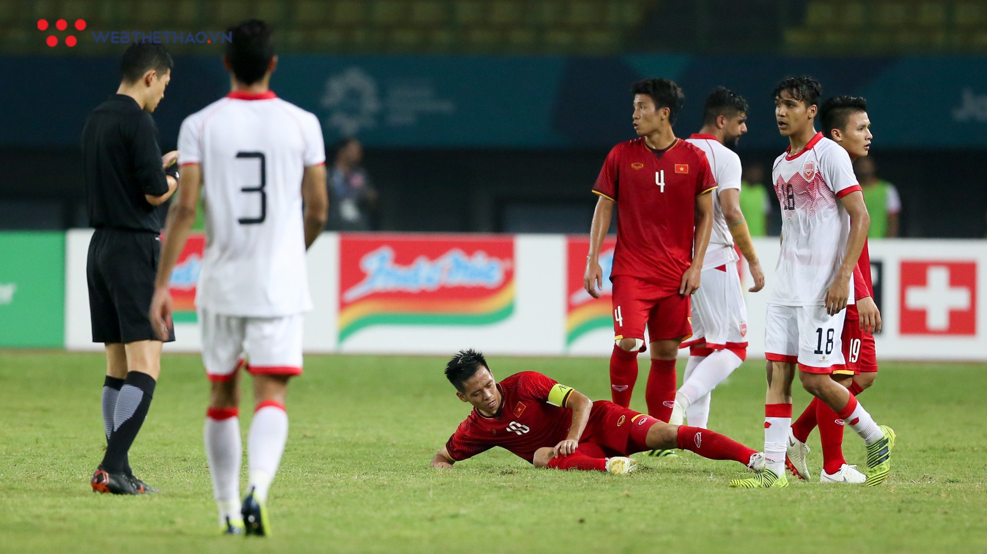 Đạp xước đùi Văn Quyết, Olympic Bahrain chơi thiếu fair-play thế nào?