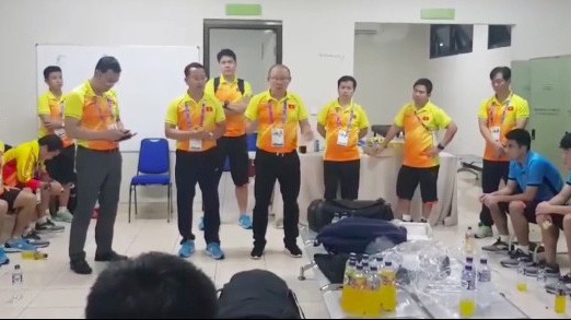 HLV Park Hang-seo nói gì với học trò trong phòng thay đồ sau trận thắng lịch sử của Olympic Việt Nam?